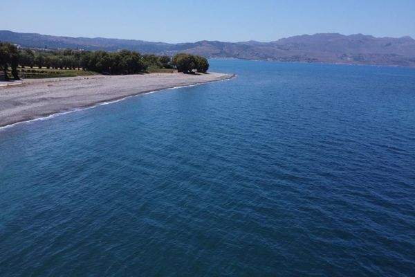 Kreta, Tavronitis: Erstklassiges Strandgrundstück mit malerischem Meerblick zu verkaufen