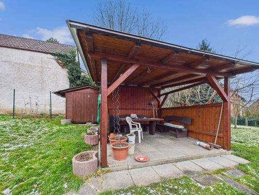 Garten mit Überdachung und Gartenhütte