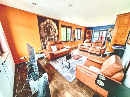 riesen lichtdurchflutetes Wohnzimmer