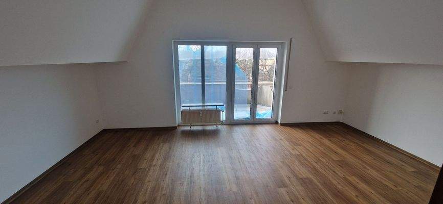 Grundriss im Dachgeschoss mit ca. 72 m² Wohnfläche Wohn-/Essbereich, Küche, Flur, Bad, Schlafzimmer und Abstellraum.