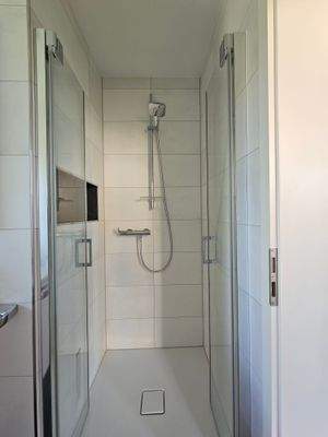 Edle Dusche mit integrierter Ablagenische