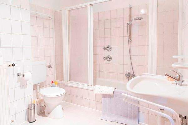 geräumiges Badezimmer