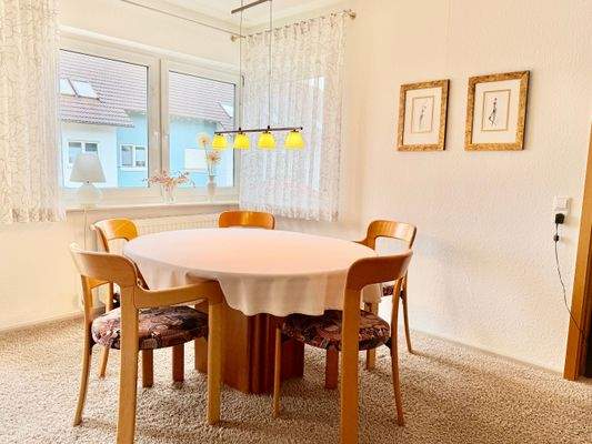 Schöner Essbereich mit angrenzendem Balkon