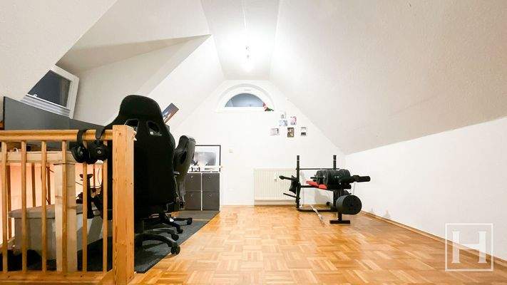 Dachgeschoss mit Arbeits- und Schlafbereich