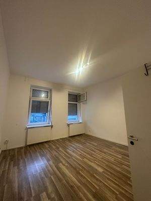 Helles Wohnzimmer mit Fenster