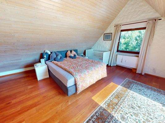 Großes Schlafzimmer im Dachgeschoss