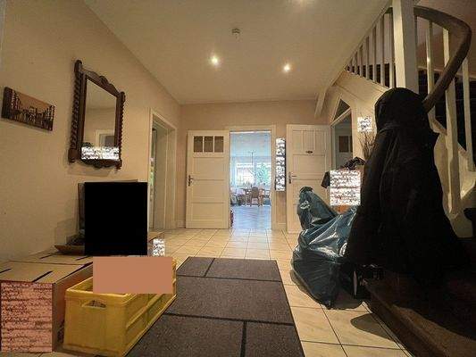 11. Haus re. Eingangsbereich.jpg