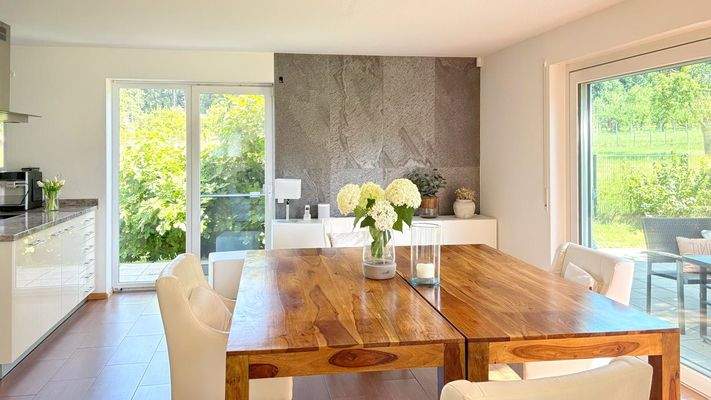 Heller Essbereich neben der offenen Küche