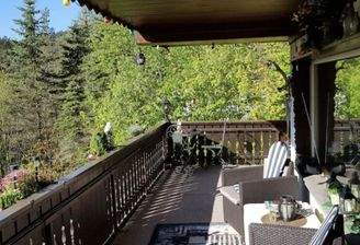 großer, überdachter Balkon