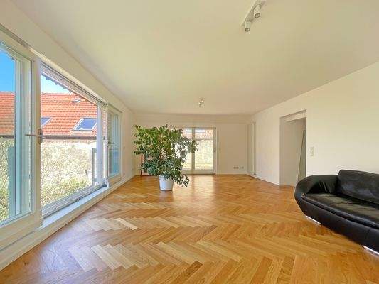 Auf dieser Ebene beeindruckt das größte Zimmer mit einem Balkon und einer großen Glasfront in den Garten