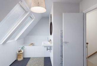 Tageslichtbad mit Badewanne und bodengleicher Dusche
