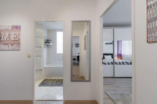 Blick ins Bad vom Flur aus