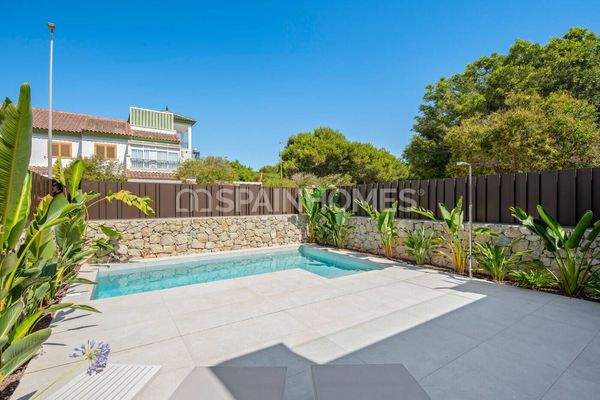 Detached Villas with Pool 900 m from the Beach in Mil Palmeras