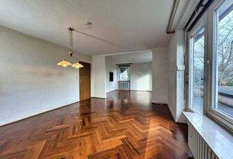 Wohnzimmer mit Blick auf das Esszimmer