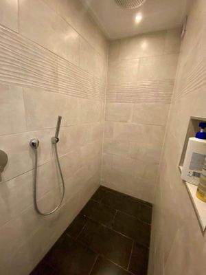 2. Bad im 1. OG, Dusche ebenerdig, Einbau 2020.jpg