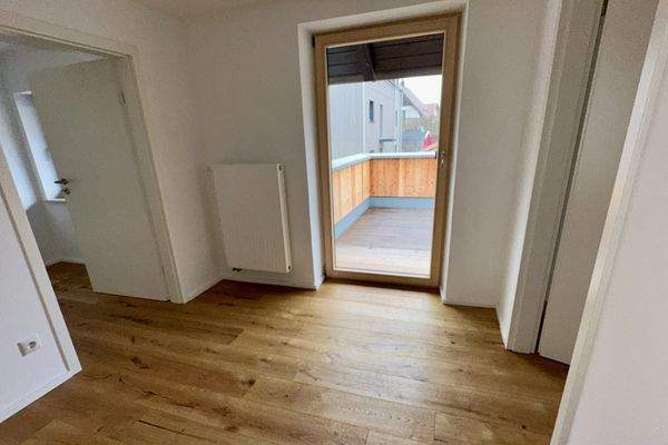 Flur OG mit Zugang zur Dachterrasse