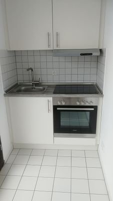 Küche mit Küchenzeile u. Zugang zur Dachterrasse