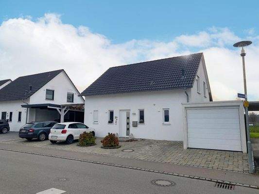 Hauseingangsseite mit Garage und Stellplatz