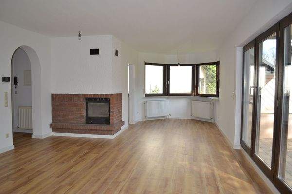 ... mit dekorativem Kamin