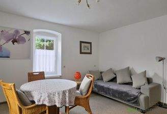 großes Sofa im Wohnzimmer