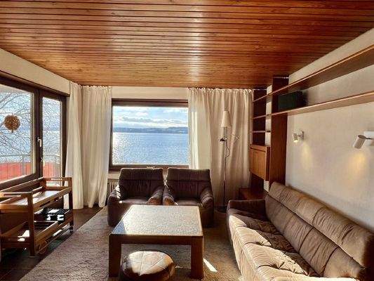 Wohn-/Essbereich mit Zutritt zum Balkon und Seesic