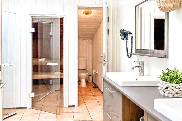 1. Badezimmer mit Sauna