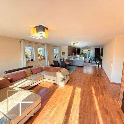 Geräumiges Wohnzimmer