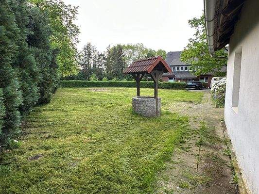 Garten vorne mit Brunnen.jpg