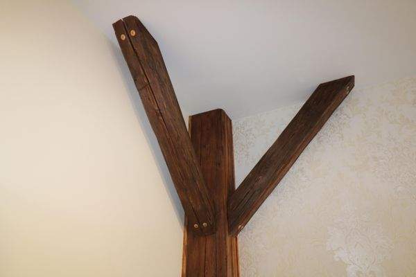 aufgearbeitetes Gebälk Wohnzimmer