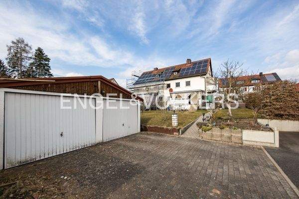 Südansicht mit zwei Garagen und zwei zusätzlichen Stellplätzen