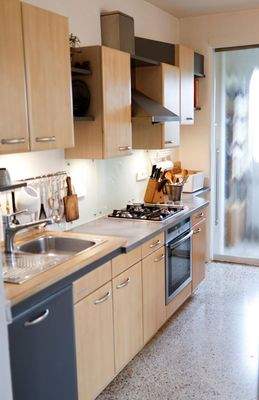 Küche mit Tür zum HWR