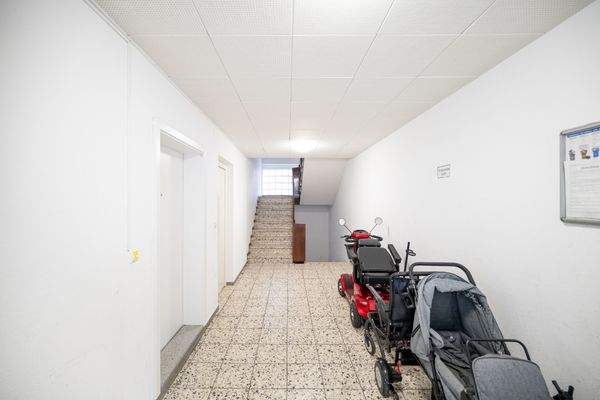 Hauseingang mit Aufzug