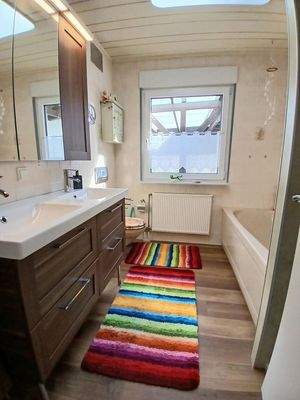 EG: Bad mit Wanne u. Dusche,WC