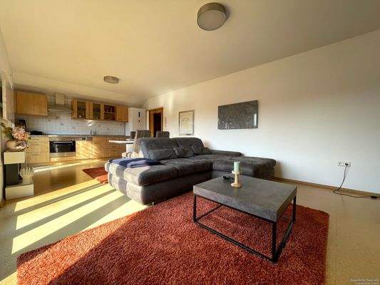 ...lichtdurchflutet mit viel Platz