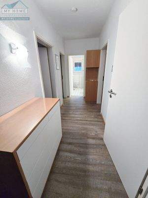  Diele OG mit Blick in Bad