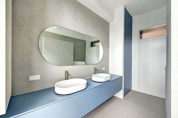 Praktische Einbauten und Doppelwaschtisch