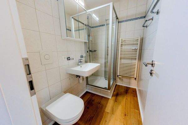 Bad mit Dusche WC Heizung