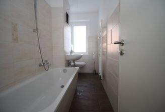 Neu saniertes Badezimemr mit Fenster