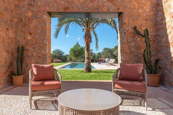 Steinverkleidete Outdoor-Lounge