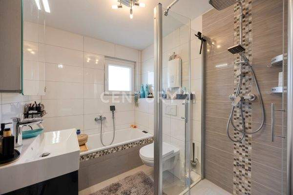 Hochwertiges Tageslichtbadezimmer OG