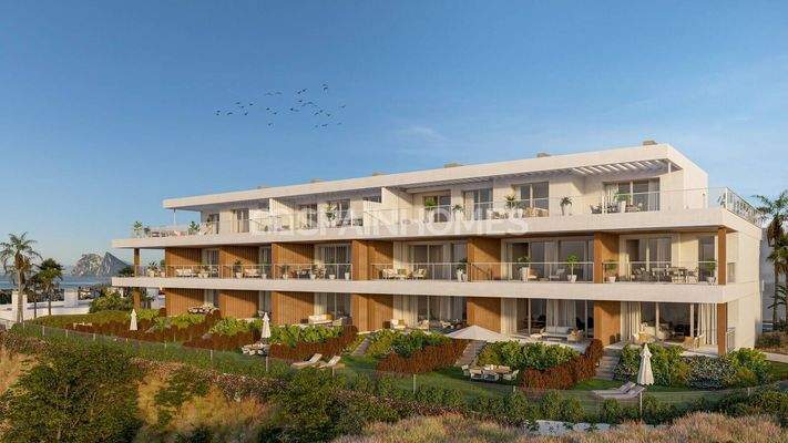 Golf-View Flats in a Complex with Amenities in Cádiz
