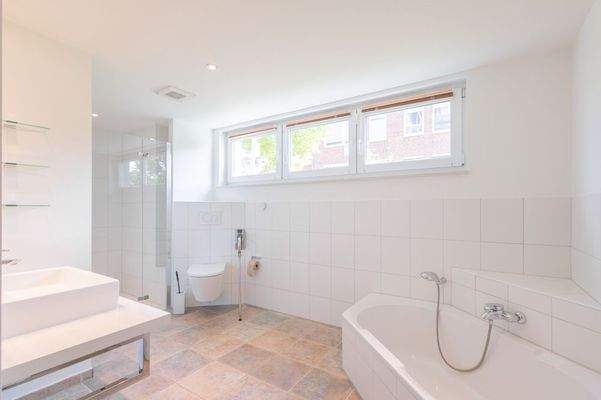 Vollbad mit Dusche und Wanne