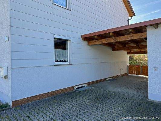 Überdachter Durchgang zwischen Haus und Garage