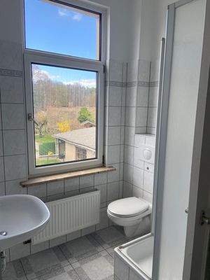 Badezimmer mit Blick in den Garten