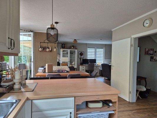 Blick von EBK in den Wohn- Essbereich