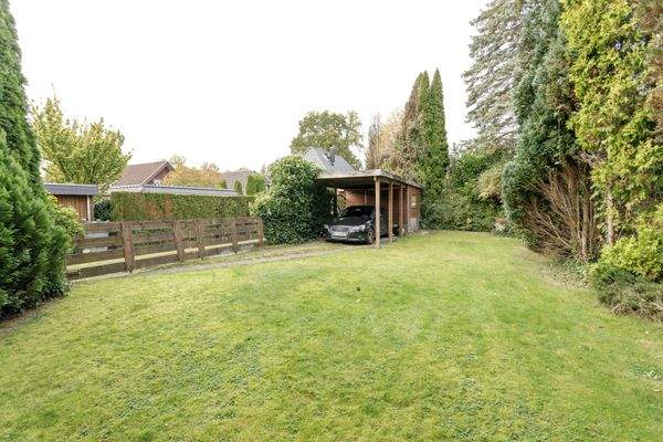 Garten mit Carport.jpg