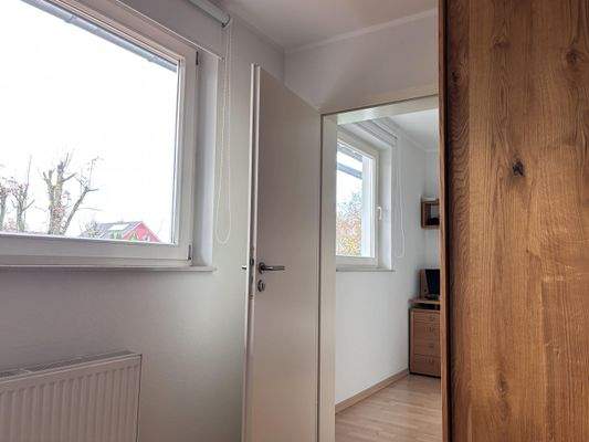 Blick in den begehbaren Kleiderschrank