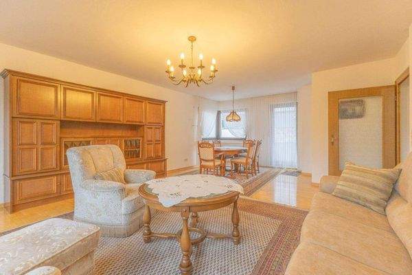 Wohn-Esszimmer mit Zugang zum Balkon