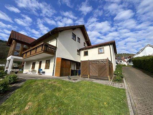 Hausansicht mit Terrasse