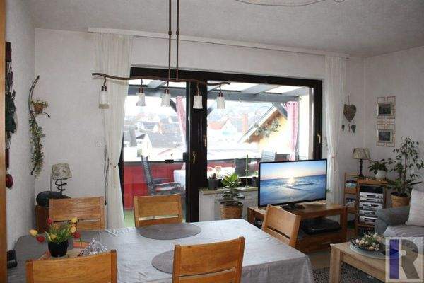 Wohn-Esszimmer mit Zugang zum Balkon